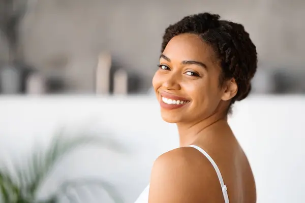 Beautiful Young Black Woman Flawless Skin Captivating Smile Looking Her — Stock Photo, Image
