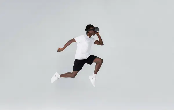 Motion Shot Uomo Colore Con Auricolare Realtà Virtuale Esecuzione Studio — Foto Stock