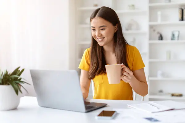 Νεαρή Χαμογελώντας Ασιατική Ελεύθερος Επαγγελματίας Γυναίκα Χρησιμοποιώντας Φορητό Υπολογιστή Και — Φωτογραφία Αρχείου