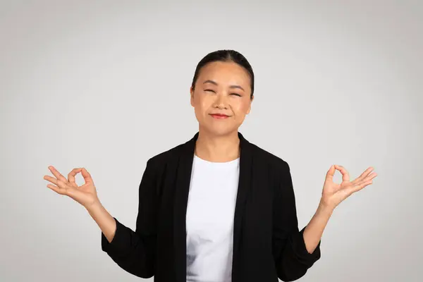 Jovem Mulher Asiática Feliz Terno Com Olhos Fechados Meditação Desfrutar — Fotografia de Stock