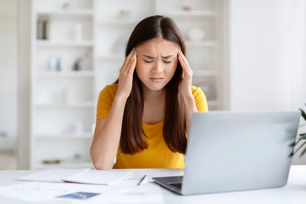 Mujer Asiática Estresada Joven Freelancer Que Tiene Dolor Cefalea Mientras —  Fotos de Stock