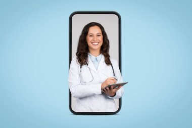 Laboratuvar önlüklü kadın doktor, elinde dijital tablet, dev akıllı telefon ekranında, teletıp veya çevrimiçi tıbbi danışmanlığı temsil ediyor, mavi arka plan.