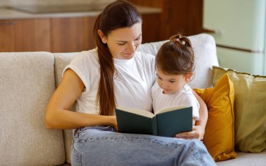 İlgili genç bir anne evde tatlı küçük kızına kitap okuyor, annesini seviyor, anaokulu çocuğuyla bağ kuruyor, eğitime örnek oluyor ve okuma yazma konusunda annelik rehberliği yapıyor.
