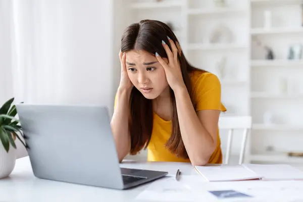 Ostateczny Stres Zszokowana Azjatycka Kobieta Patrząca Ekran Laptopa Dotykająca Głowy — Zdjęcie stockowe