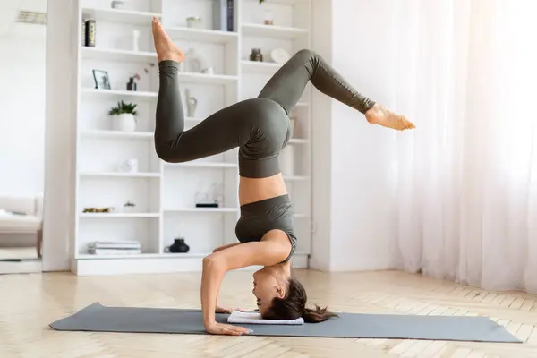 Spor Yapan Asyalı Kadın Evde Antrenman Yaparken Baş Aşağı Yoga — Stok fotoğraf