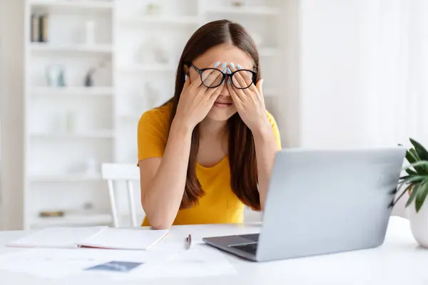 Azjatycka Freelancerka Cierpiąca Zmęczenie Oczu Podczas Pracy Laptopem Biurze Wewnętrznym — Zdjęcie stockowe