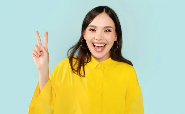 Эмоциональный Счастливый Привлекательный Стильный Молодой Женщины Желтой Рубашке Показывая Мир — стоковое фото