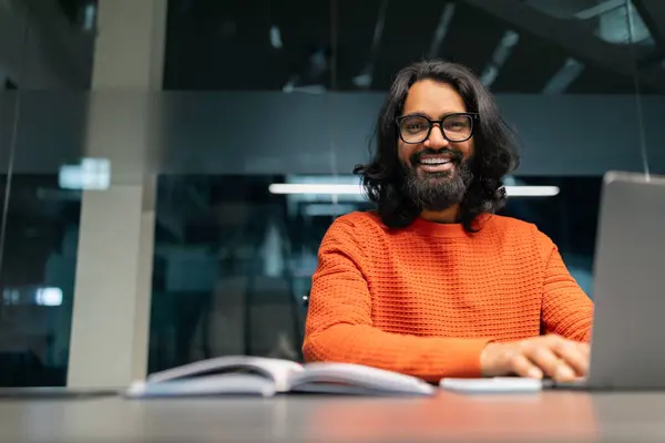 Usmívající Mladý Indický Podnikatel Ležérně Sedí Pracovního Stolu Moderní Kanceláři — Stock fotografie