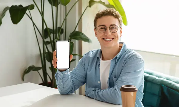 Gözlüklü Neşeli Avrupalı Adam Ekranı Boş Akıllı Telefonu Gösteriyor Kafede — Stok fotoğraf