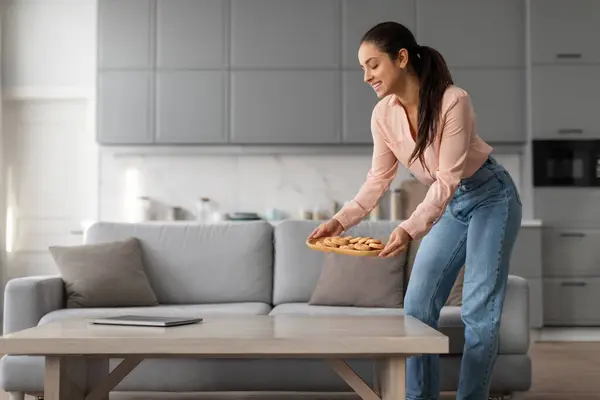 Glädjande Kvinna Sätta Ner Trä Bricka Fylld Med Nybakade Kakor — Stockfoto