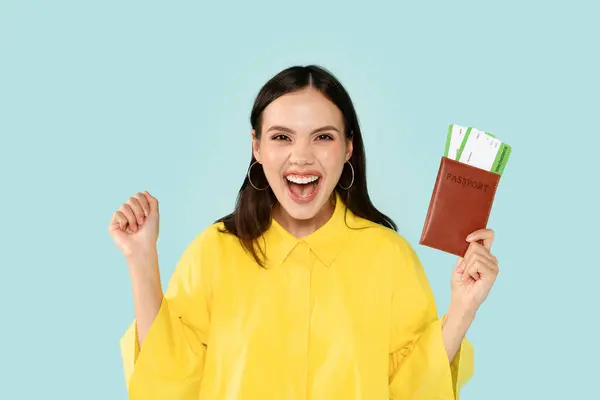 Улыбающаяся Счастливая Молодая Женщина Показывающая Паспорт Авиабилетами Сжимающая Кулак Готовая — стоковое фото