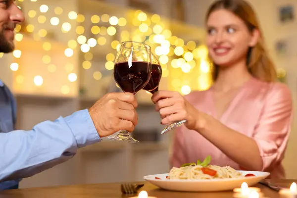 笑顔のカップルは ロマンチックなディナーを楽しんで 赤ワインのメガネで試食し キャンドルライトと柔らかいボケのライトの背景 — ストック写真