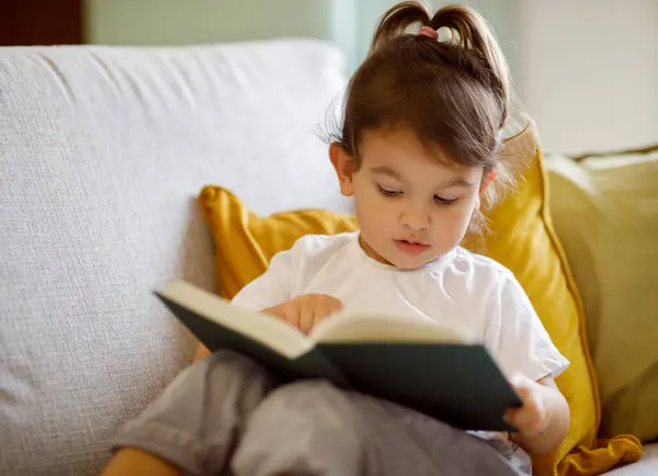 Małe Dziecko Relaksujące Się Kanapie Książką Doświadczające Radości Czytania Słodka — Zdjęcie stockowe