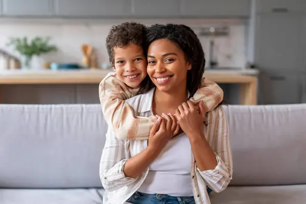 母子之爱快乐的黑人女人和十多岁的儿子在家里拥抱 爱两个母亲和两个男孩的非洲裔美国家庭 享受彼此的时光 复制空间 — 图库照片