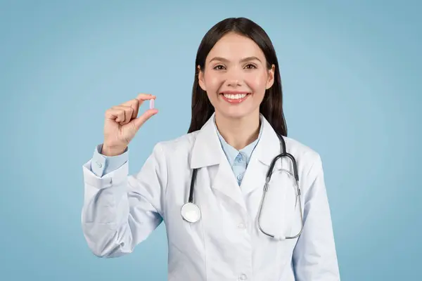 Професійна Жінка Лікар Показує Таблетки Між Пальцями Означають Охорону Здоров — стокове фото