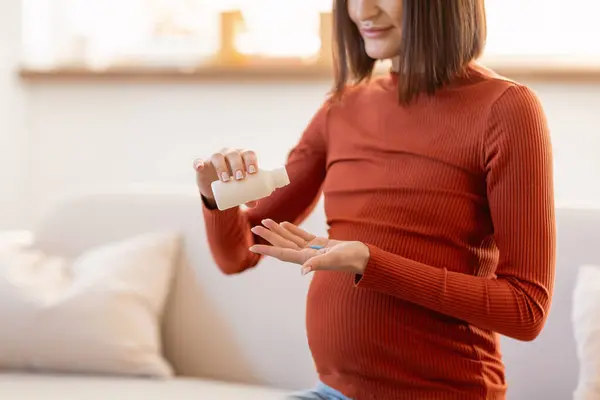 Przycięte Zdjęcie Młodej Kobiety Ciąży Domu Ostrożnie Biorąc Suplementy Diety — Zdjęcie stockowe