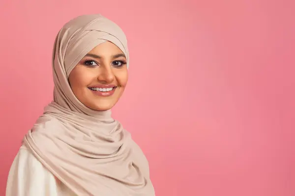 Retrato Alegre Mujer Musulmana Árabe Hijab Sonriendo Cámara Hermosa Dama —  Fotos de Stock