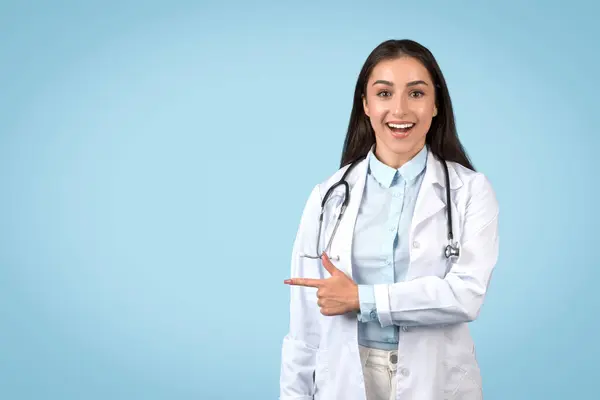 Hevesli Bayan Doktor Steteskopla Parlak Gülümsemesiyle Boş Alanı Gösteriyor Mavi — Stok fotoğraf