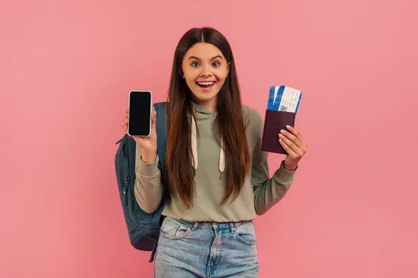 Joyful Tienermeisje Tonen Blanco Smartphone Houden Paspoort Met Instapkaarten Vrolijke — Stockfoto