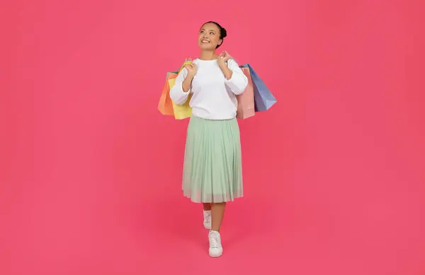 Ονειρεμένη Ασιάτισσα Shopaholic Lady Περπάτημα Τσάντες Shopper Χαρτί Στα Χέρια — Φωτογραφία Αρχείου