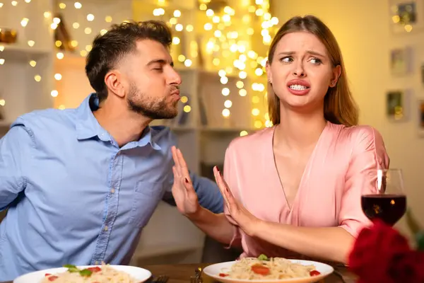 Homem Vomitando Para Beijar Jantar Enquanto Mulher Parece Impressionada Segura — Fotografia de Stock