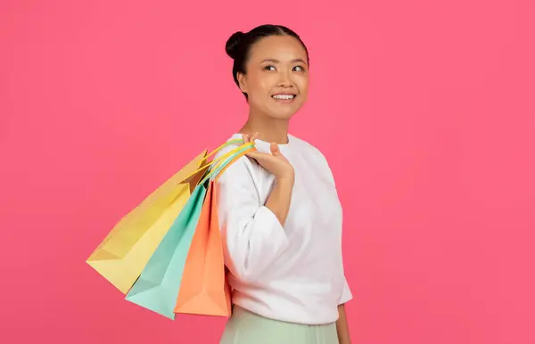 Sorrindo Asiática Fêmea Posando Com Sacos Compras Brilhantes Mãos Senhora — Fotografia de Stock