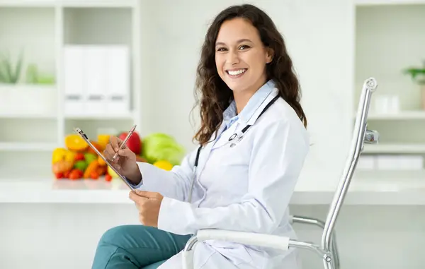 Feliz Millennial Mujer Europea Médico Nutricionista Bata Blanca Con Frutas —  Fotos de Stock