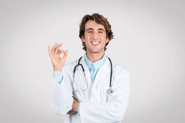 Médico Masculino Confiante Com Estetoscópio Redor Pescoço Fazendo Gesto Correto — Fotografia de Stock