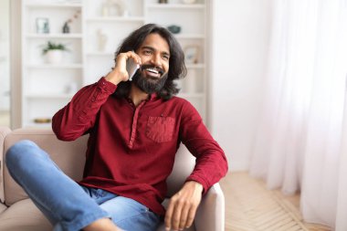 Mutlu, genç, yakışıklı, sakallı Hintli bir adam koltukta oturuyor ve evinde arkadaşıyla veya sevgilisiyle telefon görüşmesi yapıyor. İyi haberleri, söylentileri paylaşıyor, reklam için fotokopi odasına bakıyor.