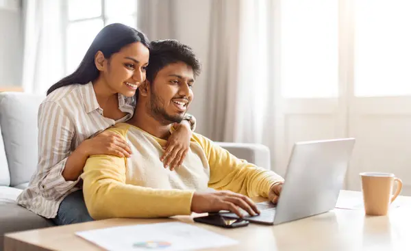 Gelukkig Indiaans Paar Websurfen Laptop Samen Terwijl Ontspannen Thuis Vrolijke — Stockfoto