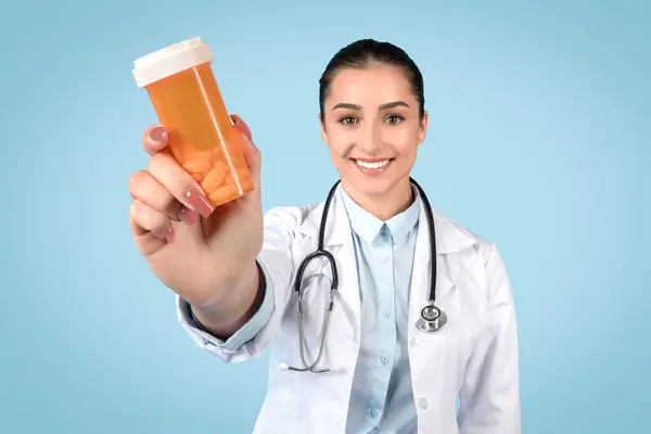 Smiling Doctor Presenting Bottle Pills Emphasizing Importance Medication Adherence Treatment — Stock Photo, Image