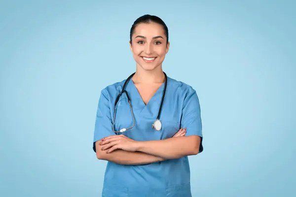 Впевнена Усміхнена Жінка Медсестра Блакитних Скрабах Схрещені Руки Стетоскопом Навколо — стокове фото