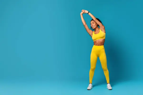 Atletische Zwarte Vrouw Gele Fitwear Doing Core Side Bend Met — Stockfoto