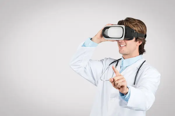 Ενθουσιαστικός Άνδρας Γιατρός Φορώντας Ακουστικά Εικονικής Πραγματικότητας Δείχνοντας Και Αλληλεπιδρώντας — Φωτογραφία Αρχείου