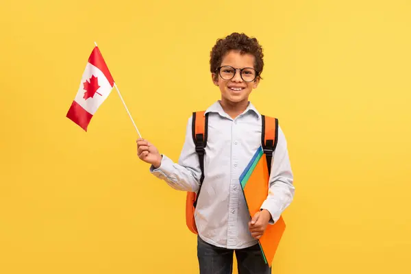 Lächelnder Schuljunge Mit Brille Und Rucksack Schwenkt Stolz Die Kanadische — Stockfoto
