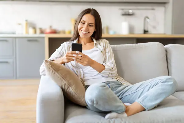 Jovem Alegre Mensagens Texto Seu Smartphone Sorrindo Feminino Sentado Pernas — Fotografia de Stock
