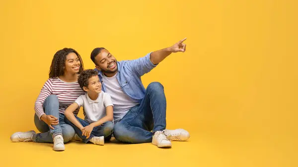 Koukni Tohle Šťastná Černá Rodina Sedí Spolu Ukazuje Kopírovací Prostor — Stock fotografie