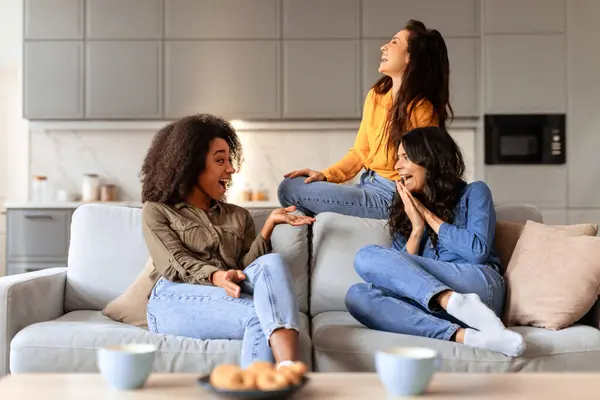 Vrouwelijke Vriendschap Groep Van Jonge Diverse Dames Met Casual Afternoon — Stockfoto