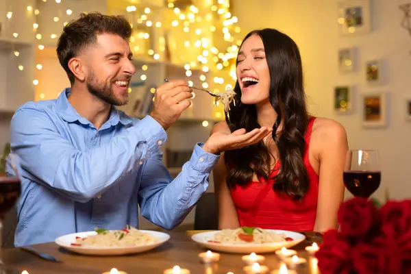 Momento Partilha Feliz Casal Com Homem Alegre Alimentando Espaguete Para — Fotografia de Stock