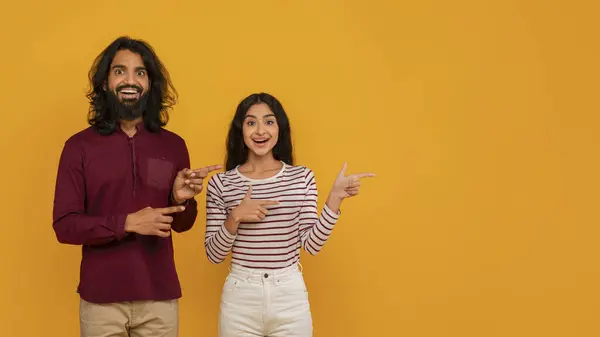 Hayret Verici Genç Hintli Çift Reklam Için Fotokopi Alanını Işaret — Stok fotoğraf