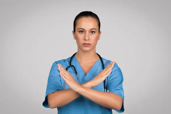Серйозна Медсестра Блакитних Скрабах Робить Знак Руками Вказує Заборону Або — стокове фото