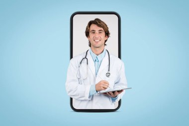 Elinde dijital tablet bulunan gülümseyen erkek doktor, tele-sağlık ve çevrimiçi tıbbi konsültasyonu sembolize ederek akıllı telefon ekranında çerçevelenmiştir.