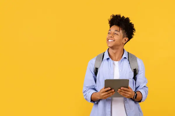 Hoopvolle Zwarte Mannelijke Student Staren Naar Boven Vasthouden Tablet Met — Stockfoto