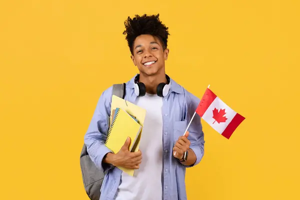 Allegro Studente Maschio Nero Che Tiene Orgogliosamente Bandiera Canadese Indossa — Foto Stock