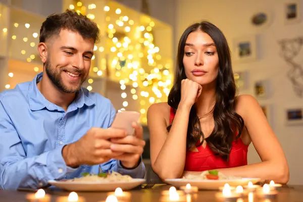 Usmívající Muž Soustředil Svůj Telefon Ignoroval Svého Partnera Znuděnou Ženu — Stock fotografie