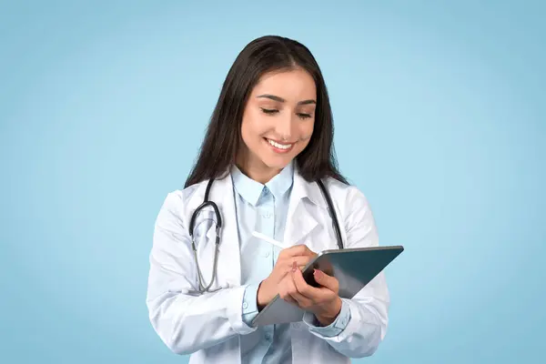 Engagerad Kvinnlig Läkare Mata Data Tablett Exemplifiera Modern Sjukvårdsteknik Praktiken — Stockfoto