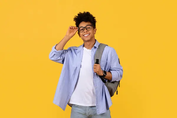 Chytrý Mladý Černošky Student Kudrnatými Vlasy Upravuje Brýle Při Nošení — Stock fotografie
