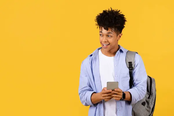 Verloofde Zwarte Mannelijke Student Met Heldere Glimlach Sms Zijn Smartphone — Stockfoto