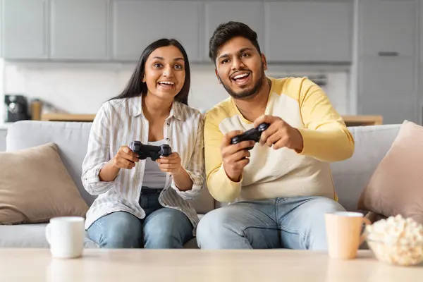 Genç Hintli Çift Evde Joysticklerle Video Oyunu Oynuyor Mutlu Doğu — Stok fotoğraf