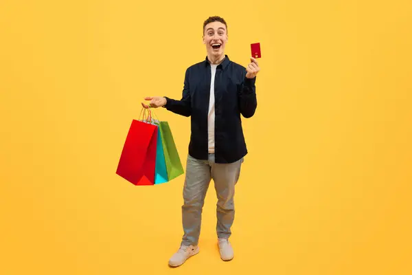 Opgewonden Stijlvolle Grappige Jonge Man Shopaholic Holding Aankopen Kleurrijke Papieren — Stockfoto